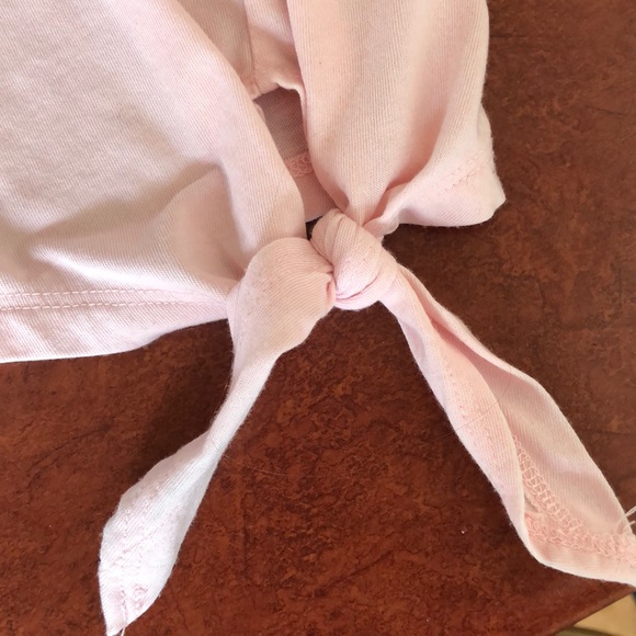 light pink short sleeve with knot in bottom corner - Picture 3 of 3